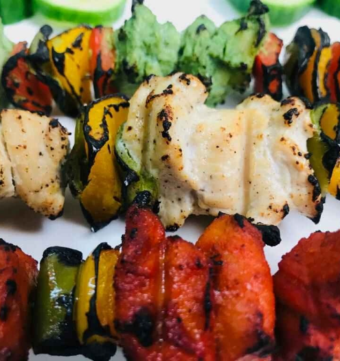 Assortment of tandoori chicken, Chicken tikka and hariyali tikka. Served with mint sauce.